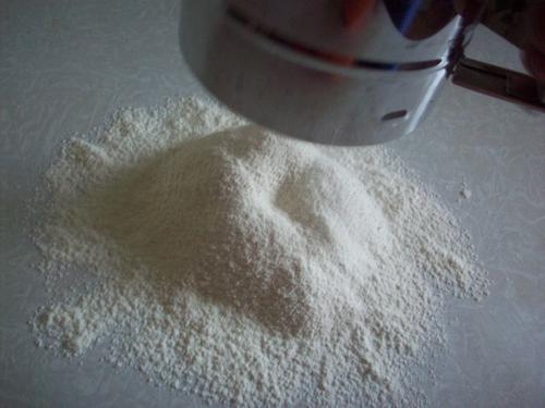 просіваємо борошно через дрібне сито