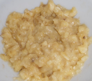 перетираємо бананові шматочки виделкою