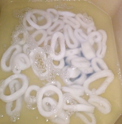 промиваємо кільця кальмара у воді