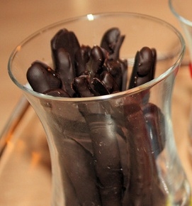 Подаємо цукерки в вазочці