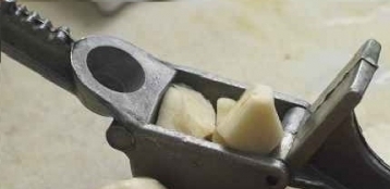 подрібнюємо часник