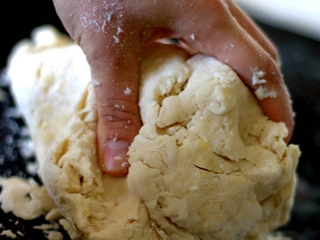 замішуємо тісто руками