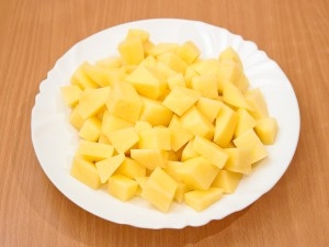 нарізаємо картоплю