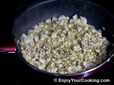 додаємо в сковороду спеції