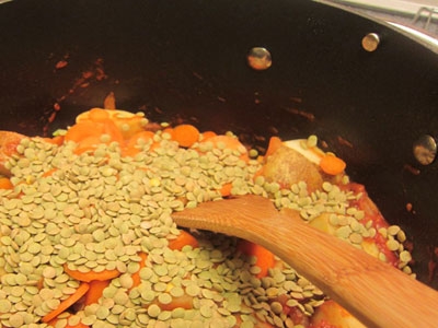 сочевиця з морквою в каструлі