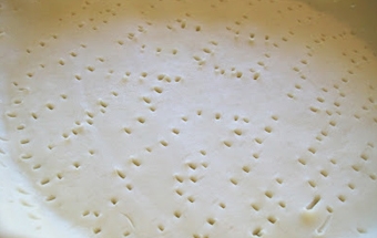 проколюємо тісто виделкою