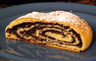 шматочок пісного рулети з маком