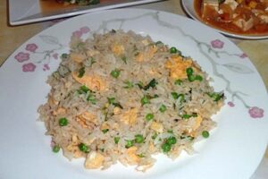 Класичний китайський смажений рис з яйцем