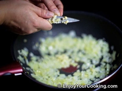 додаємо в смажений лук часник