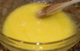 змішуємо яйце з вершковим маслом