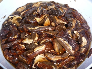 замочуємо сушені гриби у воді