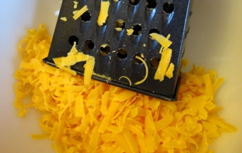 натираємо сир на тертці