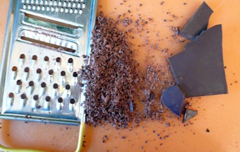 натираємо шоколад на тертку