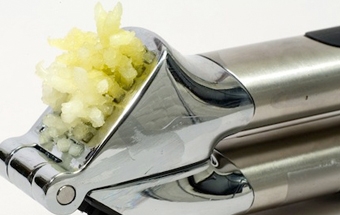 подрібнюємо часник