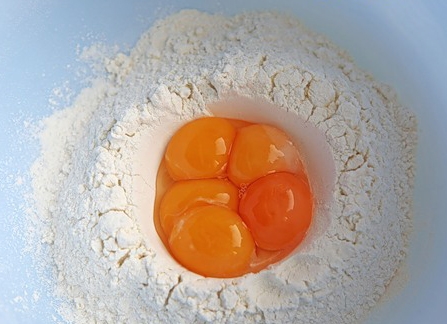 Додаємо в борошно жовтки