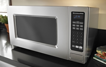 ставимо шарлотту в мікрохвильовку на 13-15 хвилин