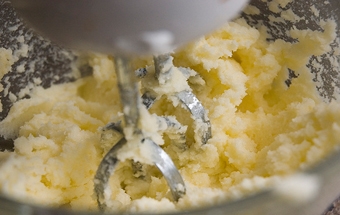 збиваємо масло з цукром