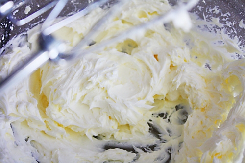 збиваємо масло з цукром