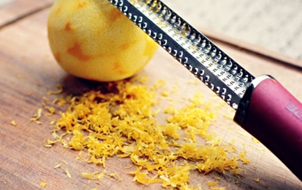 натираємо шкірку лимона