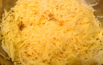 натираємо картоплю на крупну тертку