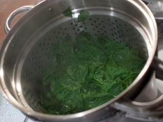 промиваємо шпинат під холодною водою