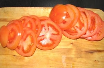 нарізаємо помідори