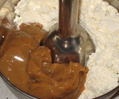 змішуємо сир зі згущеним молоком