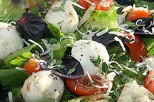 Салат ромен з моцарелою і травами