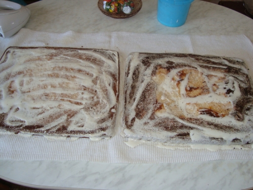 корж розрізаємо і змащуємо кремом