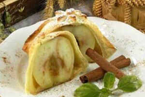 Яблука в сирному тісті