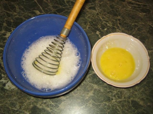 збиваємо білок і жовток окремо