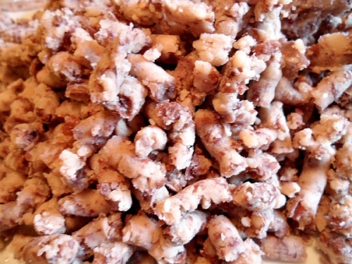 Подрібнені шкварки і картоплю