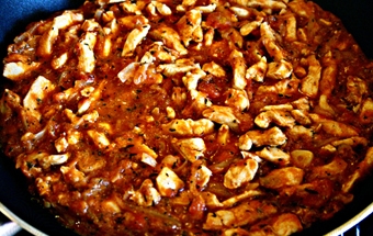 заливаємо цибулю з м'ясом подрібненим помідором