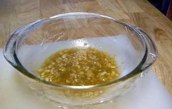 перемішуємо всі інгредієнти для часникової заправки