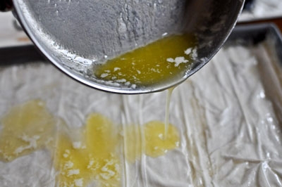 масло на тесті