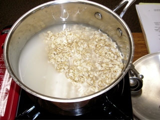 висипаємо пластівці в гаряче молоко