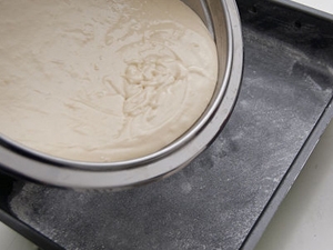 виливаємо на деко світле тісто