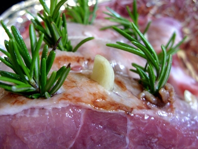 в надрізи на баранячої ноги вставляємо розмарин, часник і анчоуси