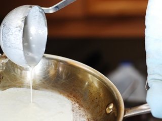 наливаємо тісто в сковороду