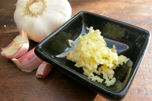 подрібнюємо часник