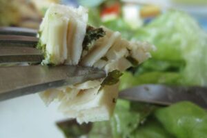 Курка, запечена в духовці цілком з ароматними травами