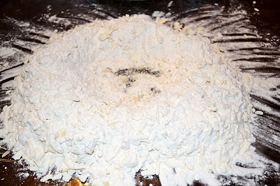 формуємо з вершково-борошняної суміші гірку