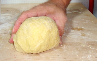 викладаємо тісто на кухонний стіл