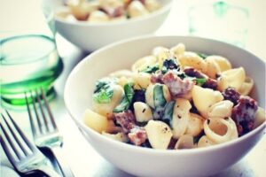 Лумакони у вершковому соусі з беконом і травами