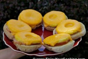 Гарячі бутерброди в мікрохвильовій печі