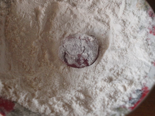 Обвалюємо кожен шматочок печінки в борошні