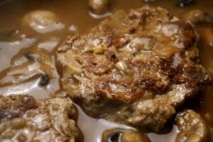 Биточки з сиром і грибним соусом