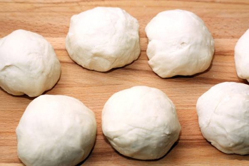 поділяємо тісто на рівні частини