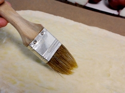 змащуємо тісто вершковим маслом