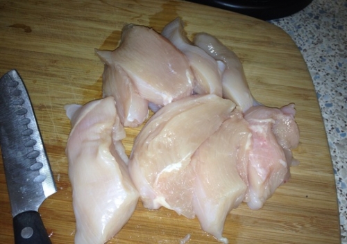 курячі грудки нарізаємо на шматочки